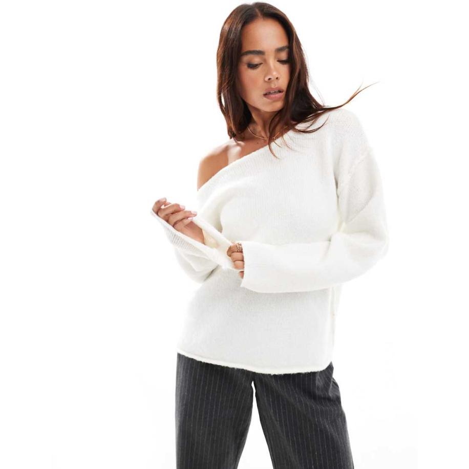Miss Selfridge Ruimvallende gebreide trui met asymmetrische hals met blote schouder in crème-Wit Wit