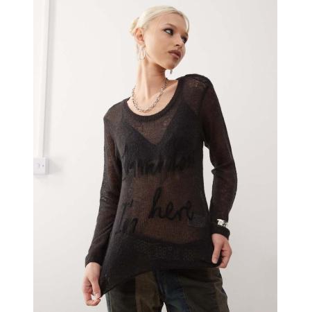 Monki Doorschijnende gebreide top met lange mouwen en grafische print in donkergrijs