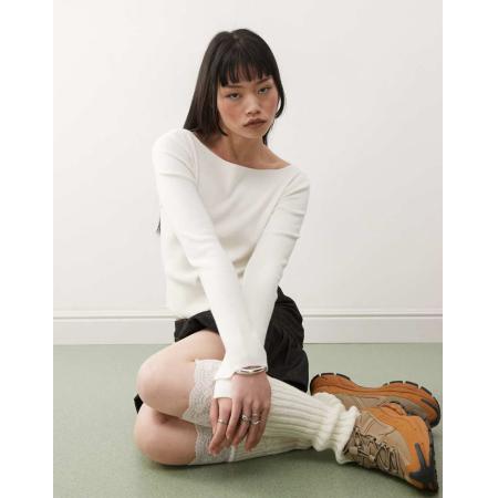 COLLUSION Geribbelde fijngebreide trui met schuine hals in ecru-Wit