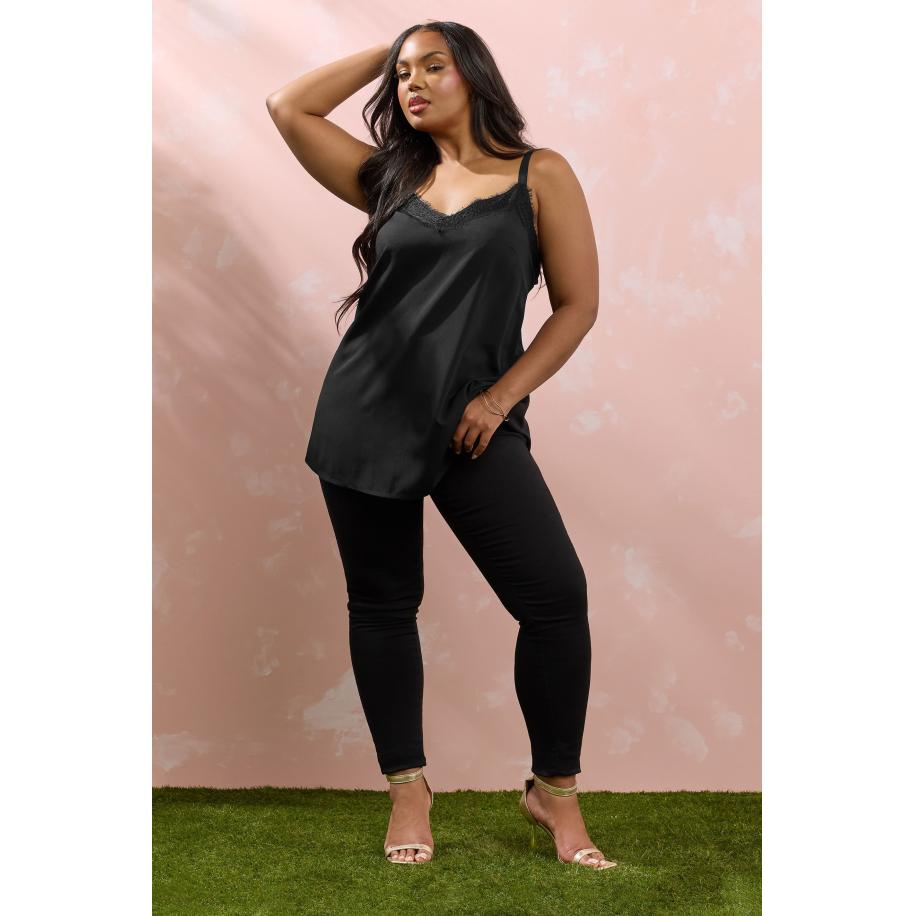 Yours Camitop Met Kanten Rand En Vhals In Zwart Size 66-68 Zwart