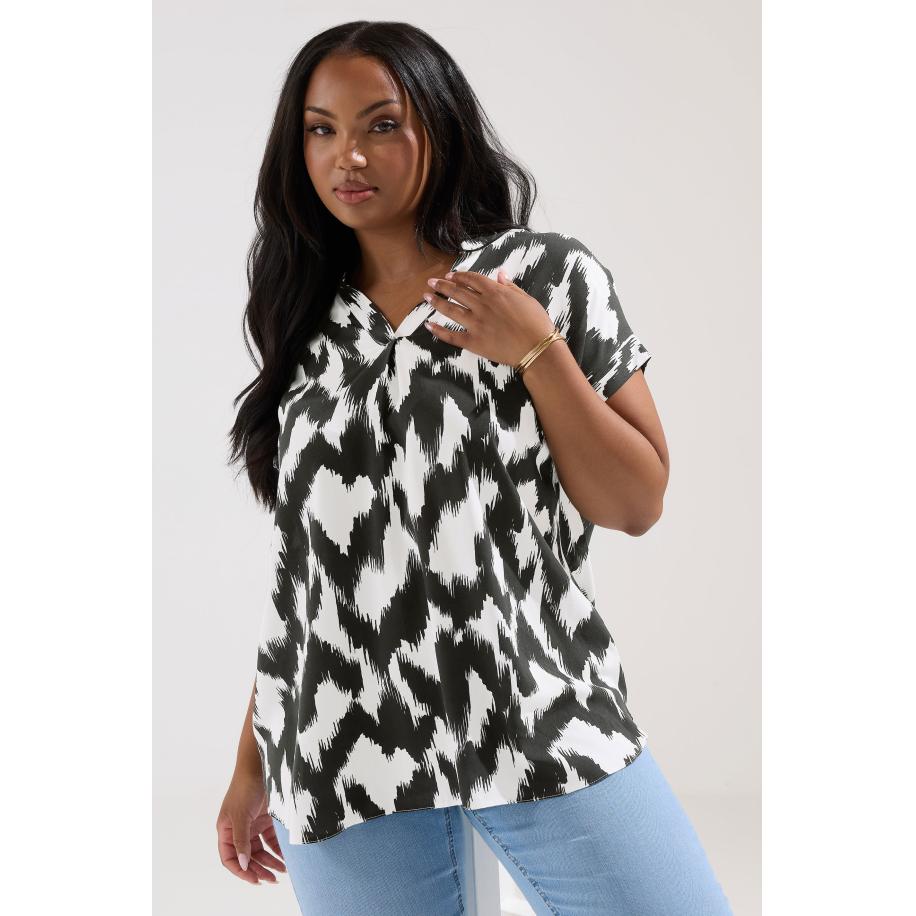 Yours Curve Zwarte Abstracte Blouse Met Inkeping Hals Size 54-56 Zwart