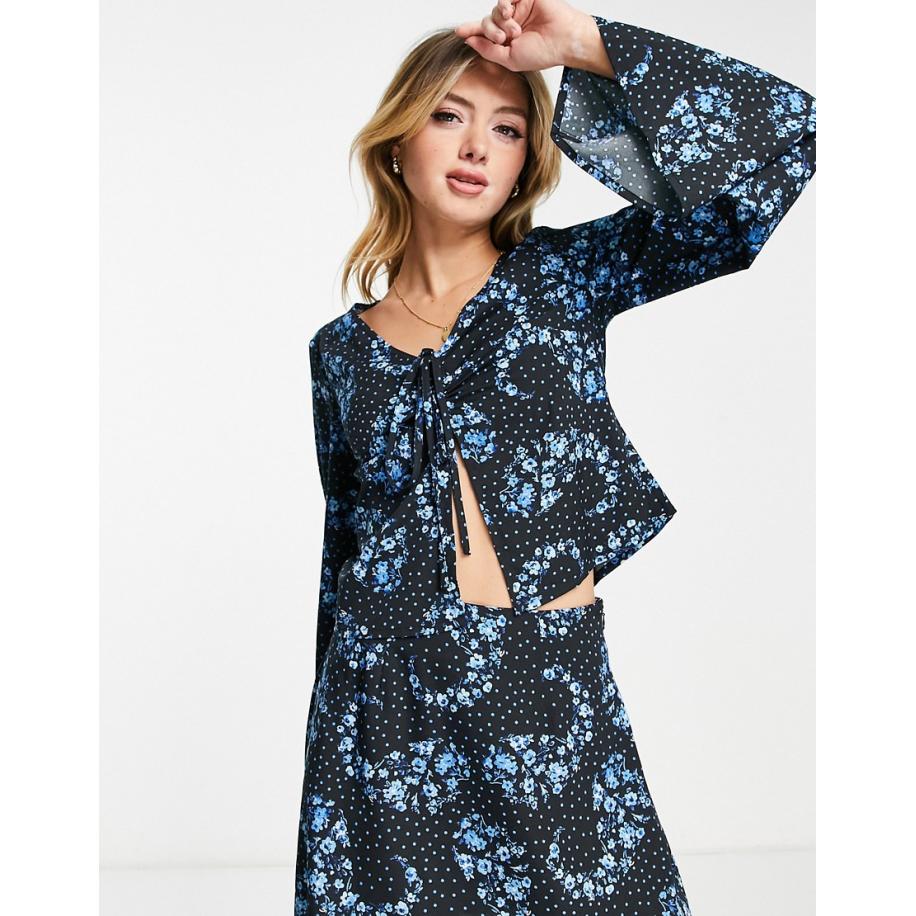 Wednesday's Girl Blouse met gerimpelde buste en split in fijn blauw paisley motief, deel van co-ord set-Veelkleurig Multicolor