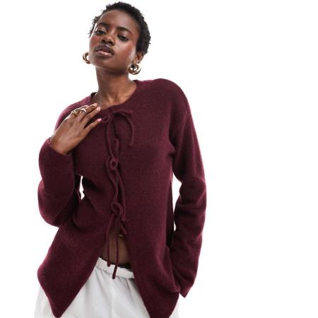 Monki Gebreid vest met striksluitingen in bordeauxrood