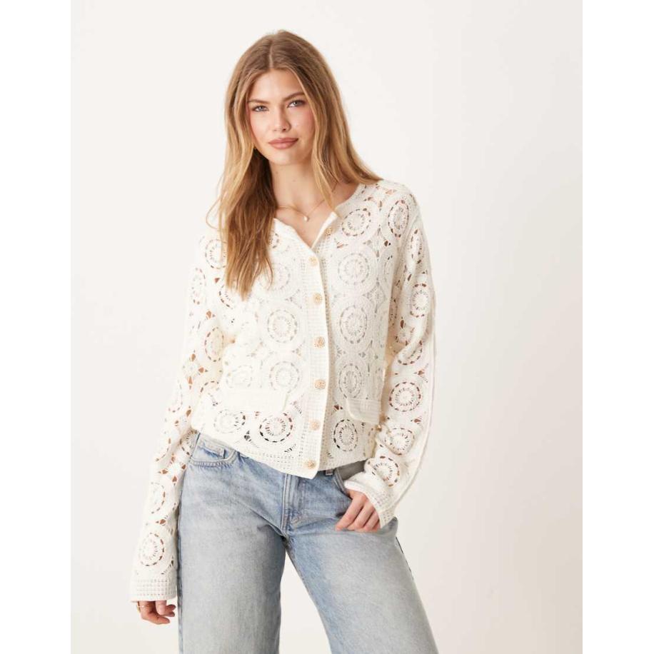 YAS Gebreid vest met cirkelpatroon en gouden knoopdetail in crème-Wit Wit