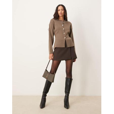 ASOS DESIGN Gebreid gestructureerd vest met ronde hals en gouden knopen in chocoladebruin