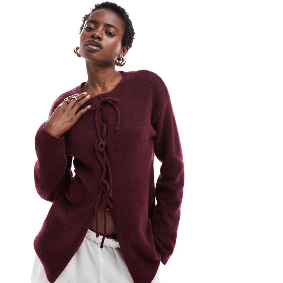 Monki Gebreid vest met striksluitingen in bordeauxrood Rood