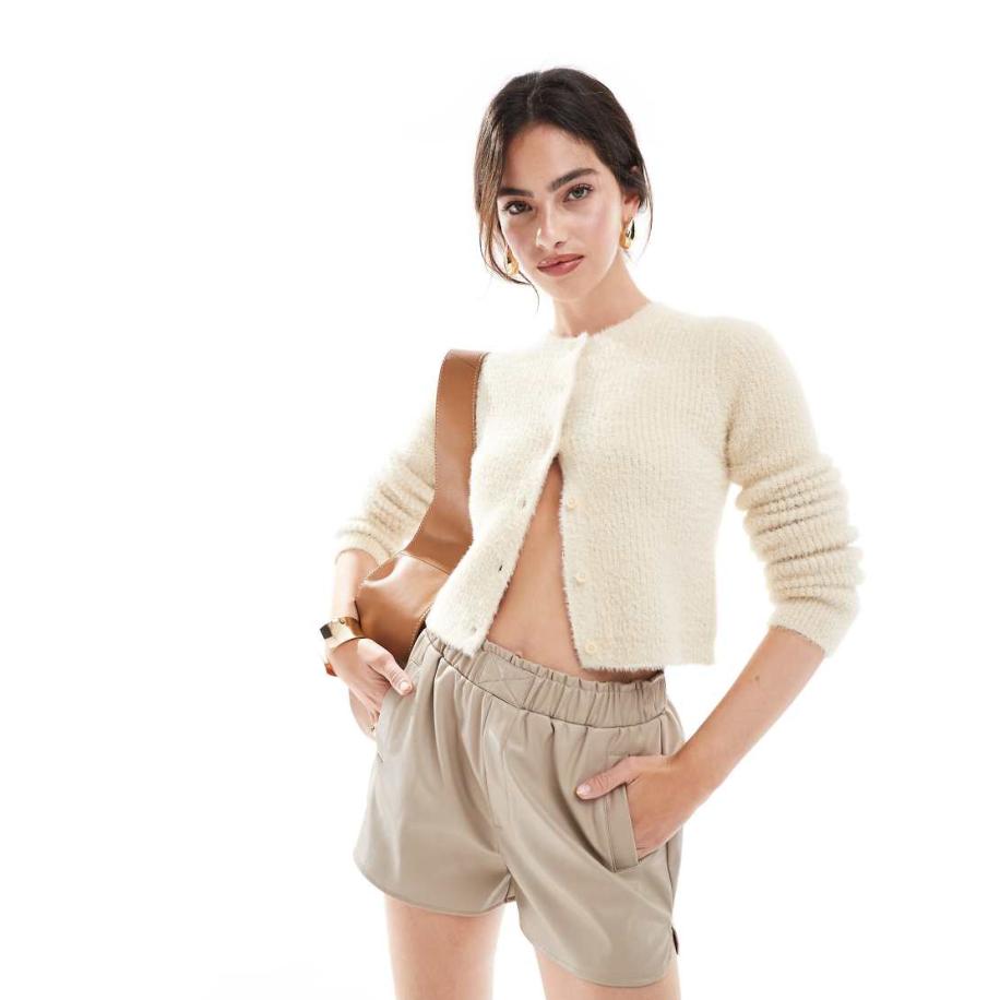 ASOS DESIGN Aansluitend vestje van pluizig garen in crème-Roze Roze