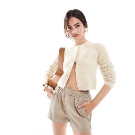 ASOS DESIGN Aansluitend vestje van pluizig garen in crème-Roze