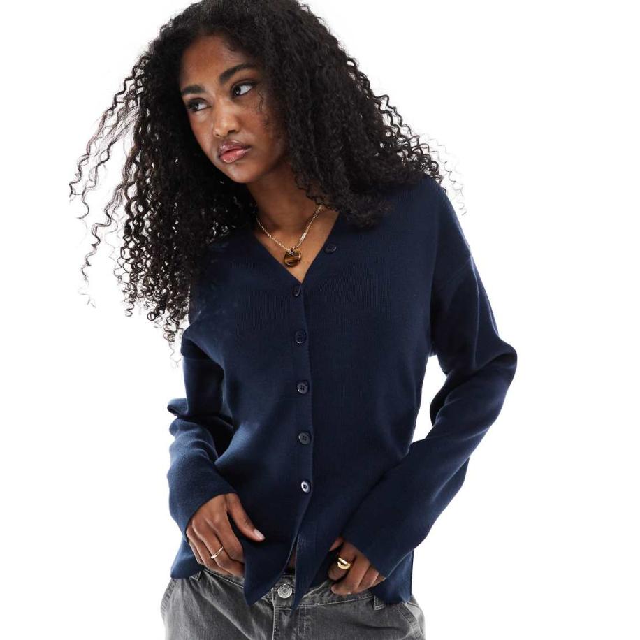 ASOS DESIGN Gebreid compact vest met structuur en V-hals en knoopdetail in marineblauw-Wit Wit