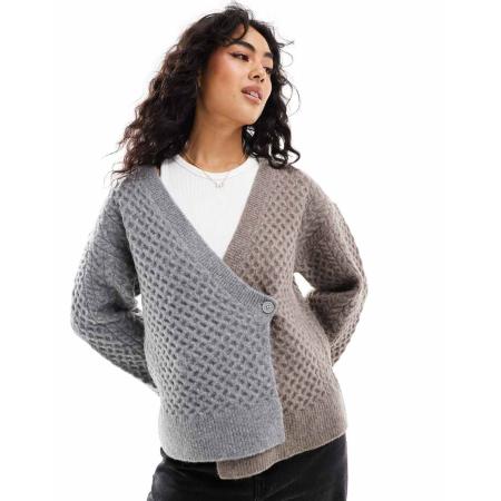 ASOS DESIGN Gebreid vest met overslag en kabels in grijs/mokka-Veelkleurig