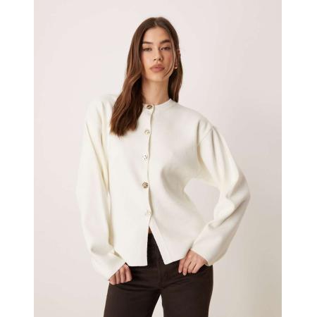 ASOS DESIGN Gebreid vest met structuur en ronde hals en gouden knopen in crème-Wit