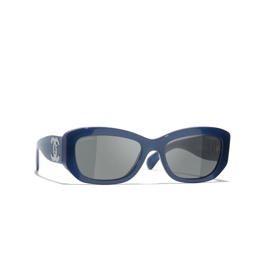 Chanel Vrouwelijk Sunglass Rectangle Sunglasses CH5493 - Framekleur: Exclusief melkblauw, Lenskleur: Grijs Grijs