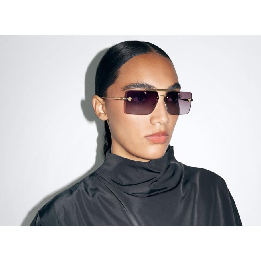Versace Vrouwelijk Sunglass VE2245 - Framekleur: Goud, Lenskleur: Violet gradiënt Paars