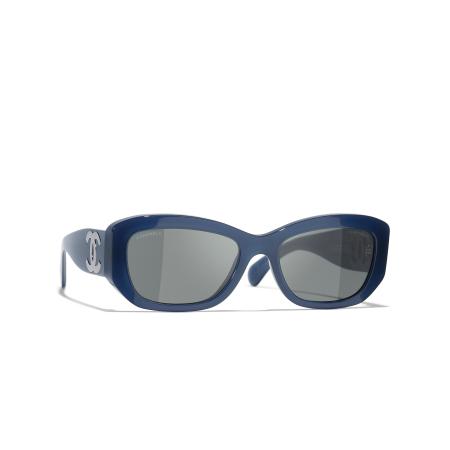 Chanel Vrouwelijk Sunglass Rectangle Sunglasses CH5493 - Framekleur: Exclusief melkblauw, Lenskleur: Grijs