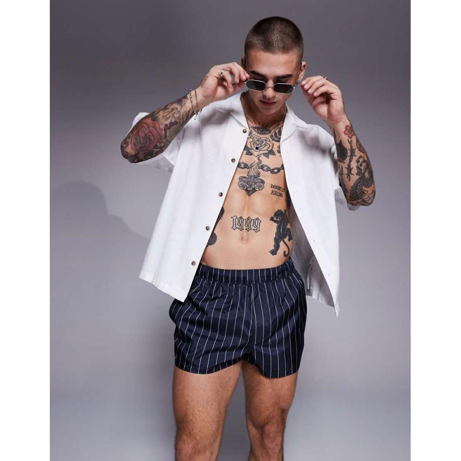 ASOS DESIGN - Superkorte zwemshort in marineblauw met witte krijtstreep-Zwart Zwart